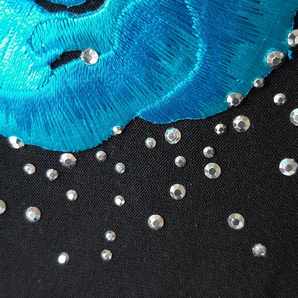 Woman's fun off shoulder top - Picture 3 of 6